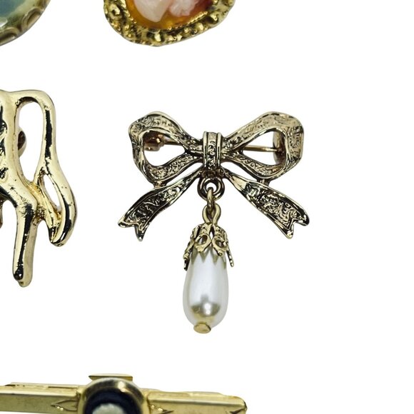 Lot of 8 Vintage Gold Tone Brooches (5565) - Picture 6 of 9